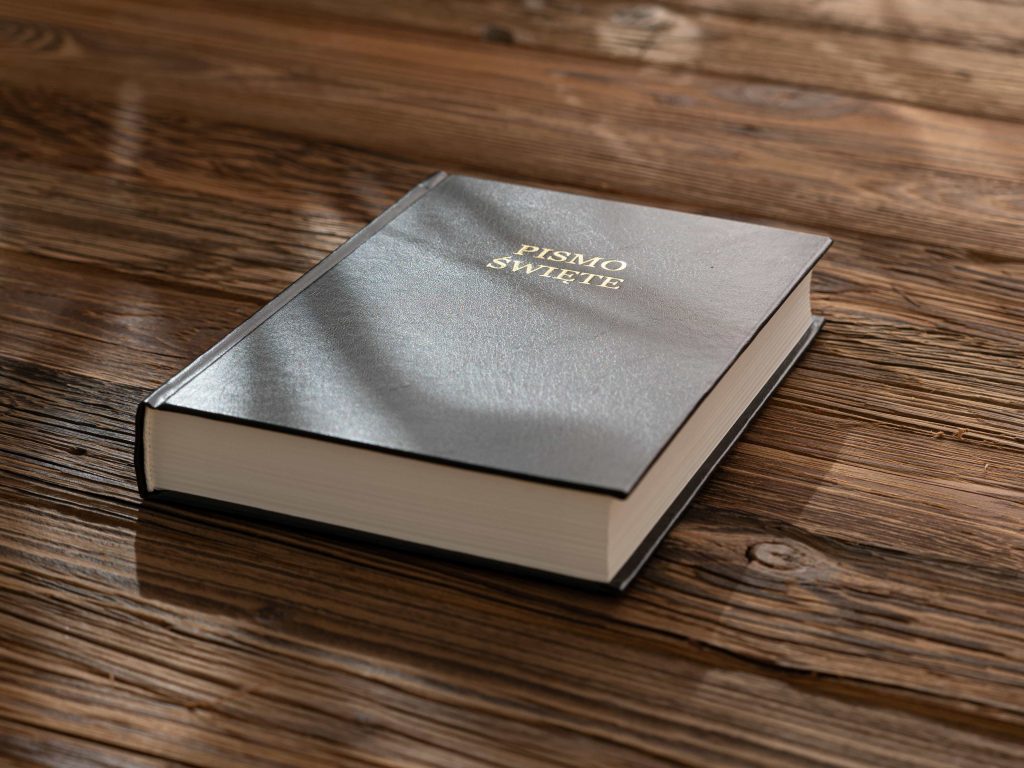 Jak brzmią pierwsze słowa Biblii? Początek Księgi Rodzaju